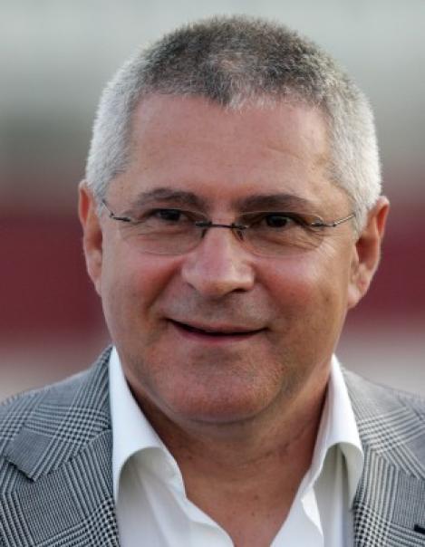 Scene incredibile la meciul Gloria Bistrita-Pandurii Tg. Jiu! Nae Manea foarte aproape sa il bata pe arbitru 