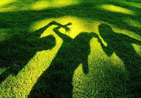 Poate suna ca un lucru fara sens, insa... tu stii cat de mult cantareste o umbra? 