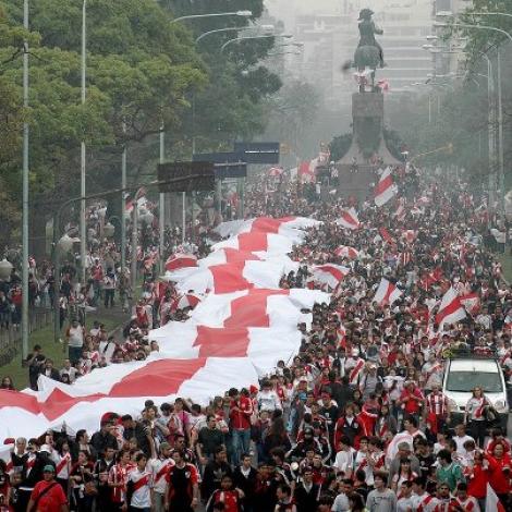 Suporterii lui River Plate au defilat cu cel mai lung steag din lume. Vezi aici cum arata!