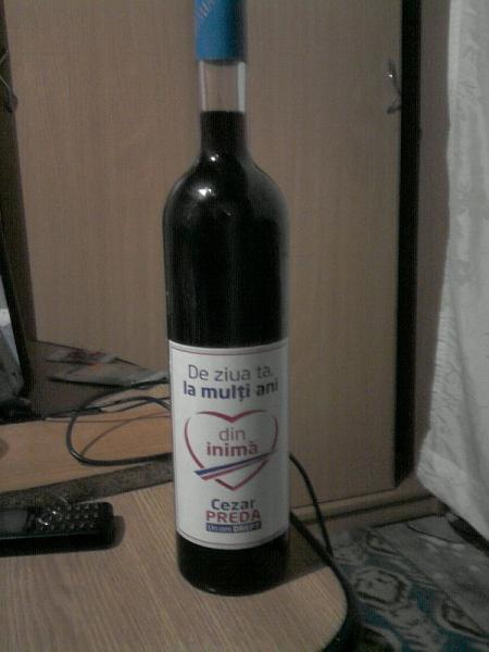 Spritul e bun in campania electorala. Pedelistul Cezar Preda premiaza alegatorii cu sticle de vin personalizate