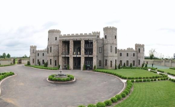 Vrei sa fii printesa in propriul basm? Cumpara-ti un castel!