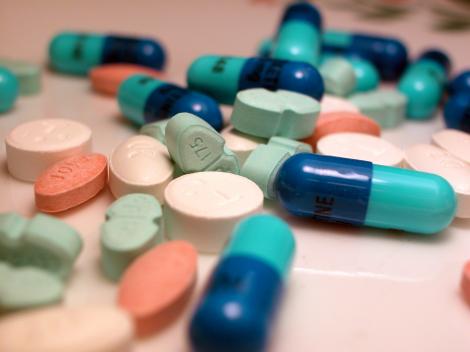 O doctorita din Bacau pregatea pentru vanzare aproape o tona de medicamente expirate