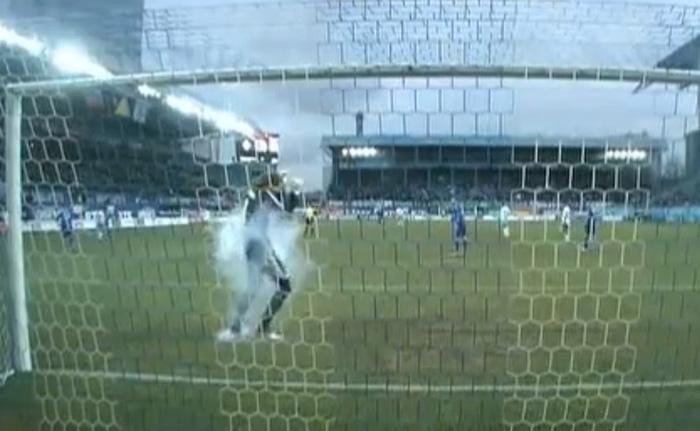 VIDEO! Incidente la meciul Dinamo Moscova - Zenit! Partida a fost suspendata dupa ce portarul gazdelor a primit o petarda in cap!