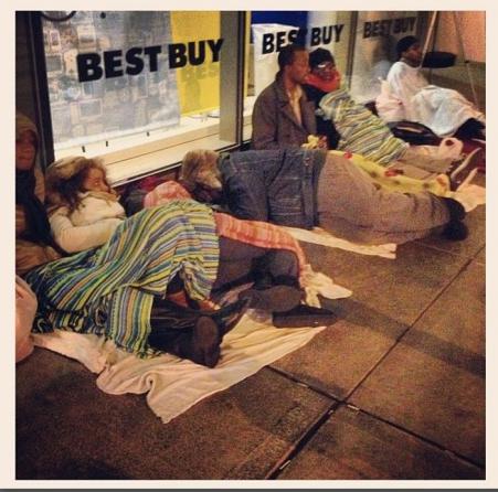 Mii de americani s-au mutat in strada si dorm in corturi. Isteria poarta numele de "Black Friday"!