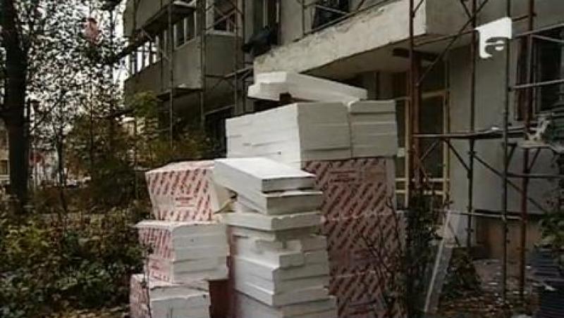 Doar in Romania! Muncitorii care lucreaza la reabilitarea blocurilor din Capitala fac comert cu materialele de constructii