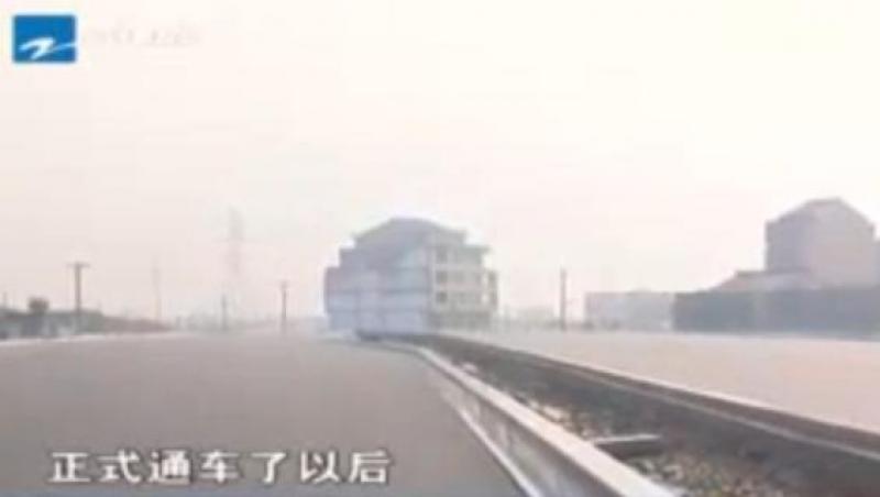 Se intampla in China! Doi batranei locuiesc intr-o casa amplasata in mijlocul unei autostrazi