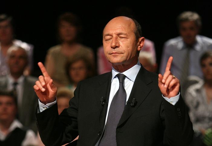 Traian Basescu il ataca dur pe Crin Antonescu: "A dat al 8793-lea avertisment, dupa care a cazut pe spate si a adormit"