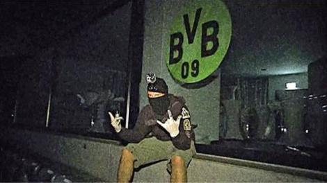 VIDEO! Fanii lui Dortmund incing derby-ul cu Bayern: au lipit emblema Borussiei pe Allianz Arena