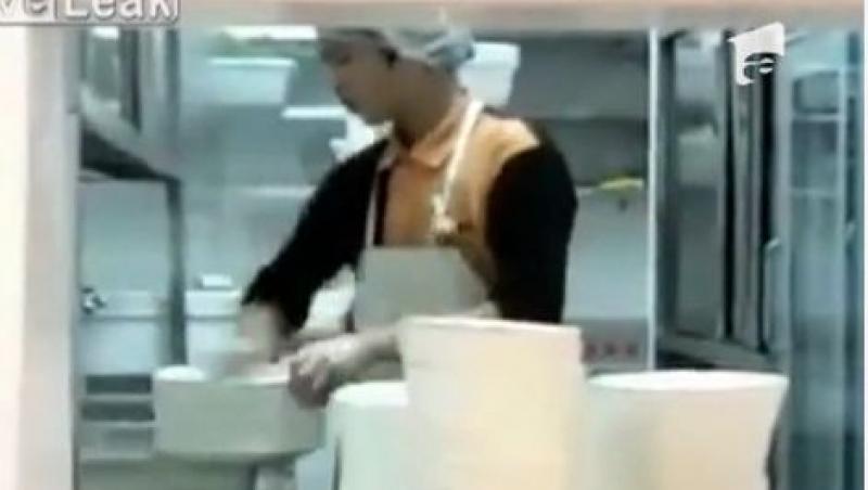 VIDEO! Un chinez este filmat in timp ce spala vasele cu o viteza ametitoare