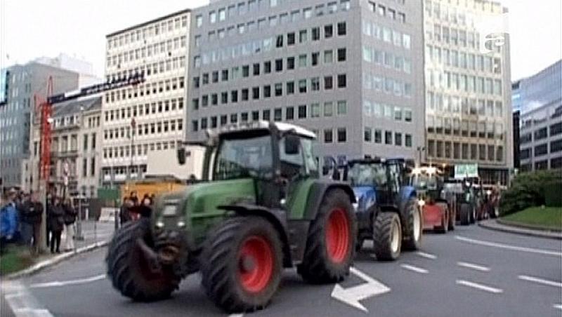 Orasul Bruxelles, invadat de tractoare. Fermerii au ars cauciucuri si au 