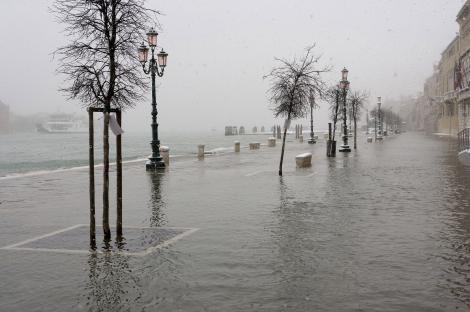 Marea Britanie, in zodia inundatiilor: trei morti si sute de evacuati in Tara Galilor