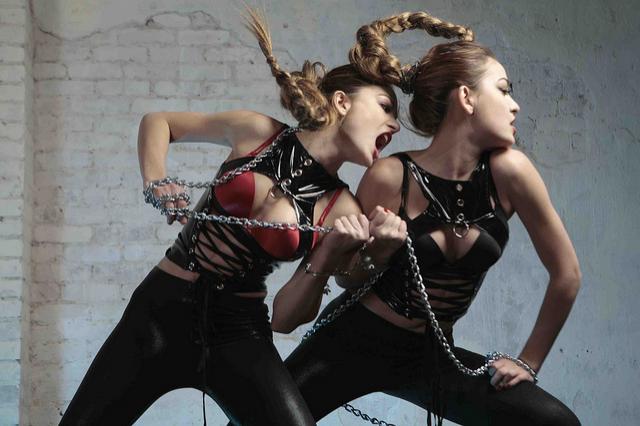 Mai sexy decat Laetita Casta! Gemenele Indigo, in Top 100 frumuseti din filme