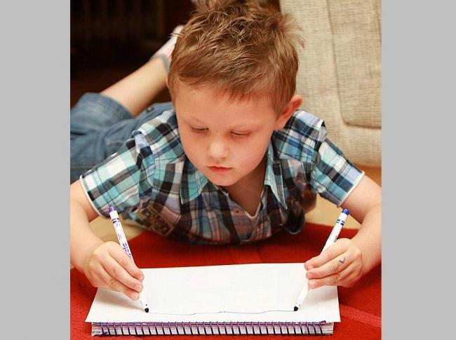 Un baietel de patru ani sufera de o boala rara care face ca o mana sa imite exact ce face cealalta!