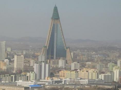 Va fi inaugurata cea mai urata cladire din lume! Turnul blestemat din Coreea de Nord, inceput in 1987, va fi gata anul viitor