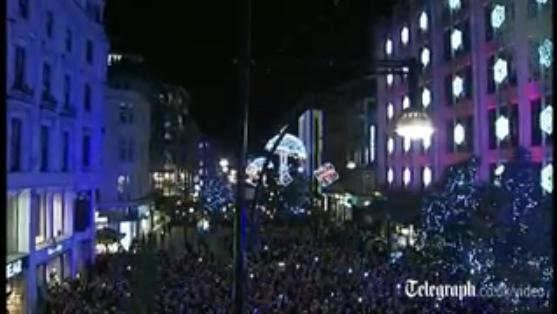 Londra s-a imbracat de sarbatoare: Robbie Williams a aprins luminitele de Craciun