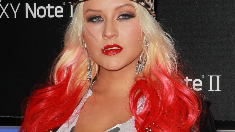 Christina Aguilera canta acompaniata de rechizite!