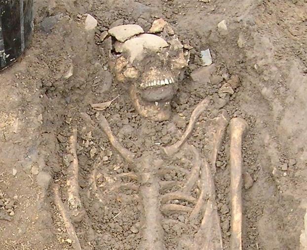 In Marea Britanie s-au descoperit ramasite umane care aveau tarusi infipti in umeri, inima si glezne. Arheologii sustin ca scheletul apartine unui vampir