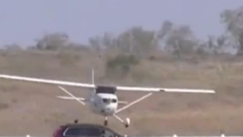 Texas: Un avion se prabuseste peste o masina in miscare