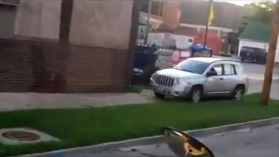 Pedeapsa pentru ca a mers cu masina pe trotuar: o americanca trebuie sa anunte ca numai idiotii sofeaza ca ea