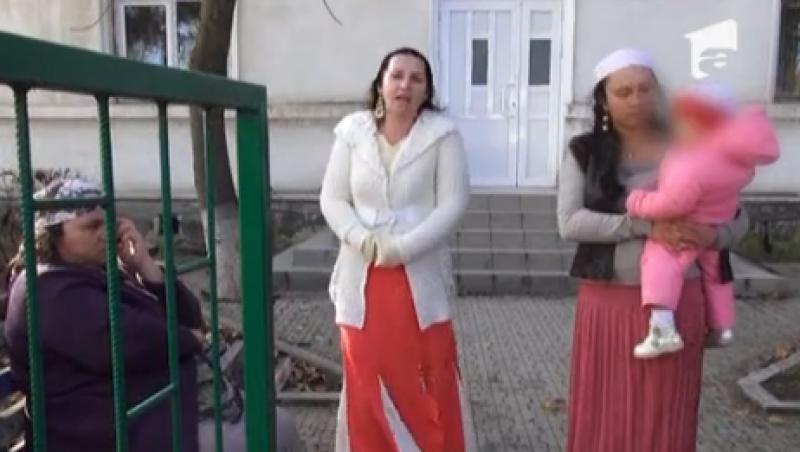 Iasi: Mai multe neveste ale unor romi retinuti au facut show in fata sediului Politiei