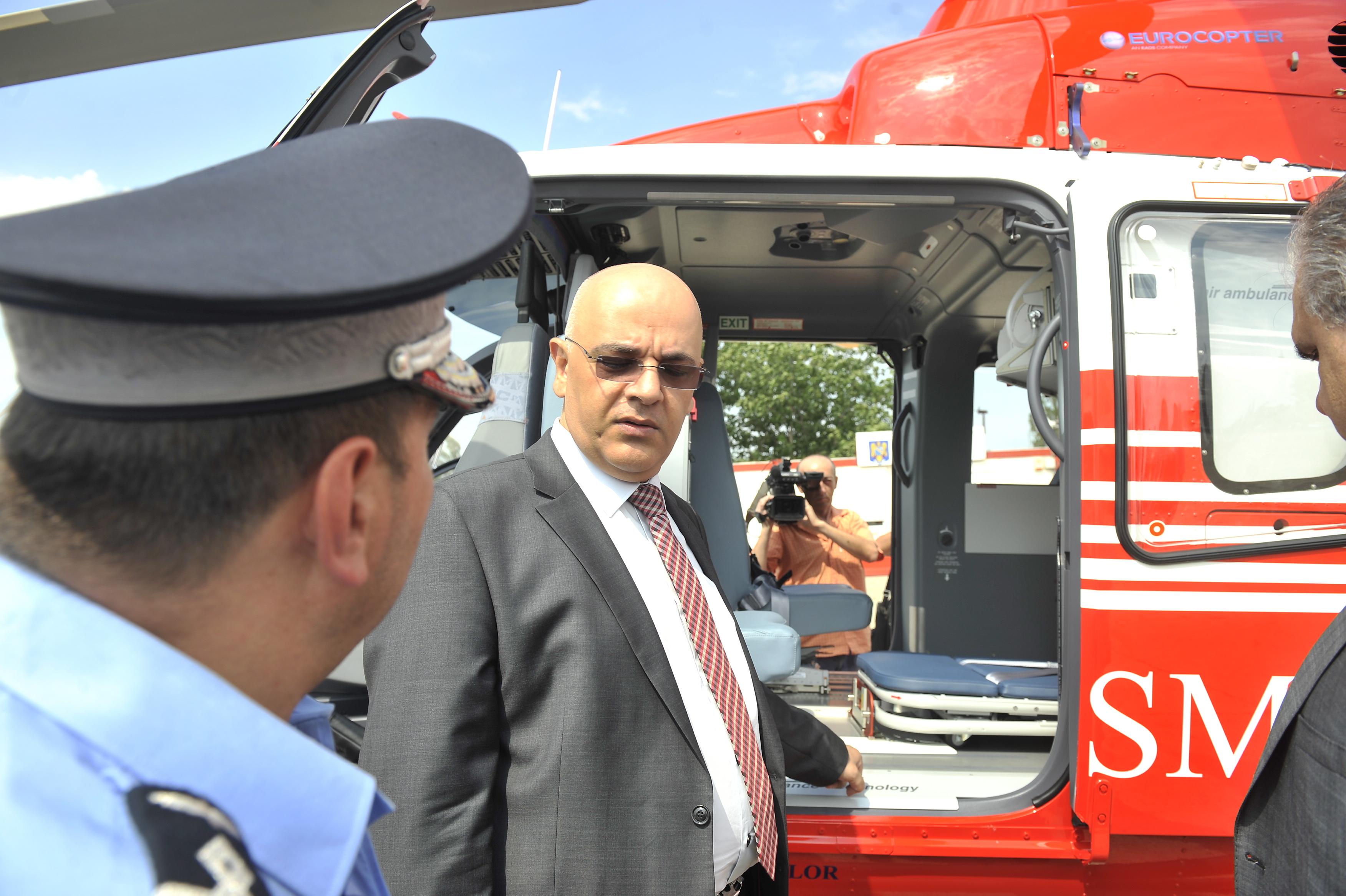 Raed Arafat este primul strain ministru in Romania. A jurat cu Biblia si Coranul in fata