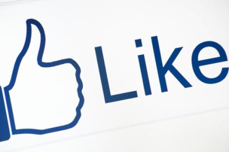 Americanii fac economii cu Facebook: Bautura gratis in schimbul unui "Like"