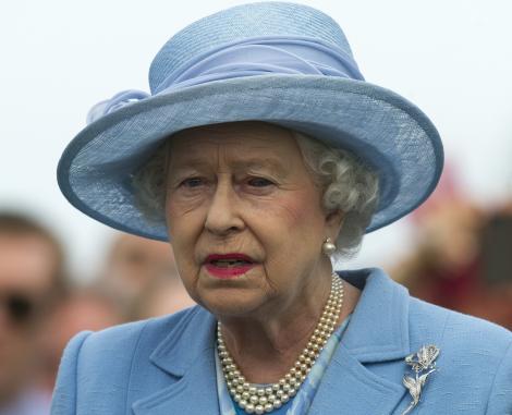 Regina Elisabeta a II-a, primul monarh care apare intr-o inregistrare 3D