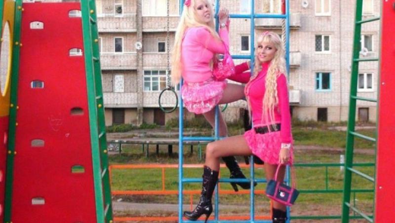 GALERIE FOTO! Sunt blonde, imbracate in roz si se cred Barbie. Cum arata o familie de PITIPOANCE din Rusia