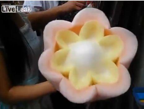 Face flori din zahar! Cel mai tare preparator de vata pe bat