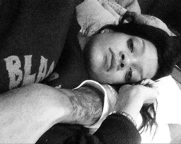 Rihanna este trista si vrea ca toata lumea sa afle asta de pe Twitter