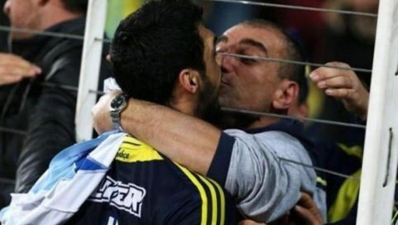 VIDEO! Fotbalist de la Fenerbahce, sarutat de un fan dupa marcarea unui gol