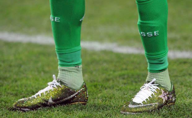 Noua moda in fotbal: Ghete cu cristale Swarovski