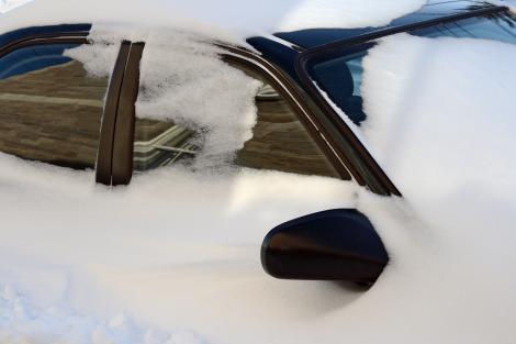 Cum dezgheti si dezaburesti mai repede geamurile de la masina?