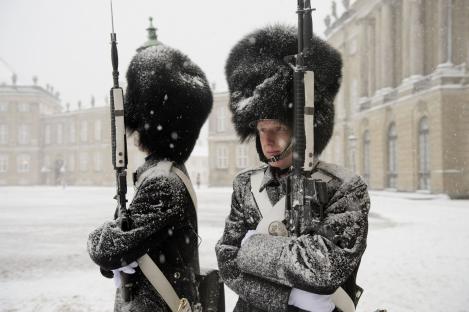 GALERIE FOTO! Soldati danezi in mijlocul iernii: Fac de garda zgribuliti