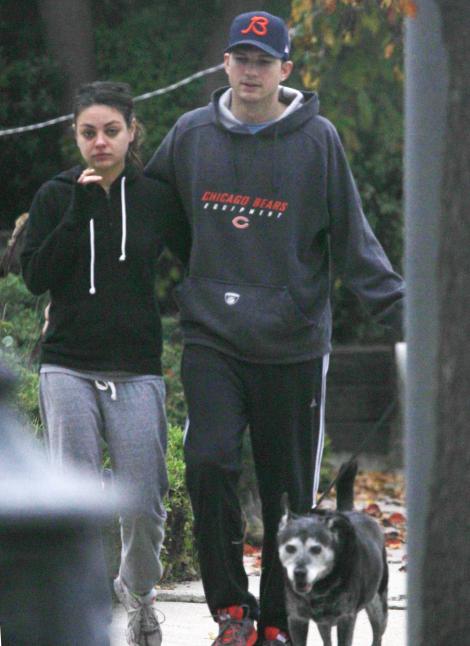 FOTO! Mila Kunis si Ashton Kutcher la plimbare, alaturi de cainele lor