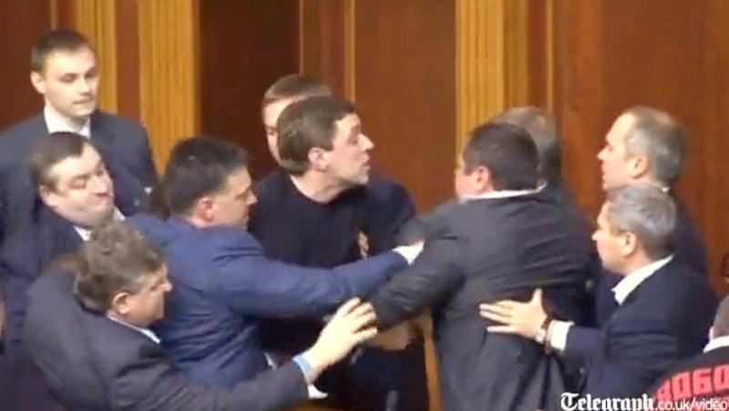 VIDEO! Bataie cu pumni si picioare in Parlamentul Ucrainei! Vitali Kliciko, simplu spectator!