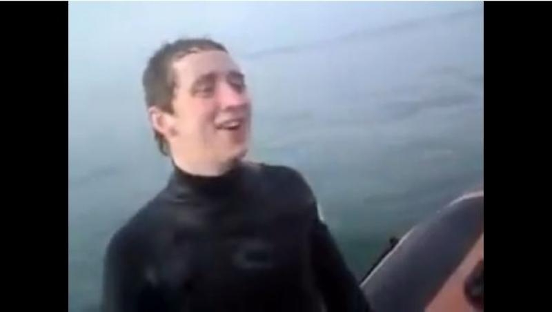 VIDEO! Cea mai proasta gluma: Si-au aruncat prietenul in fata unui rechin