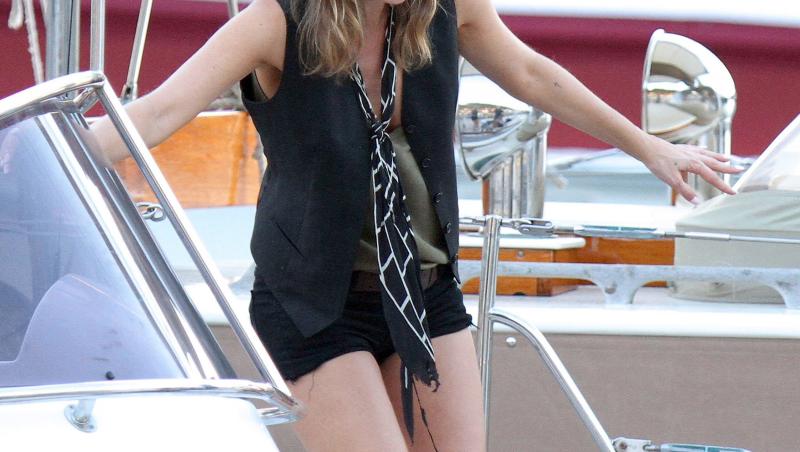 GALERIE FOTO! Kate Moss, sexy pe plaja fierbinte din insula St. Barts