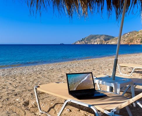 Cel mai bun director din lume! Muta birourile companiei pe plaja, in fiecare an, timp de o luna