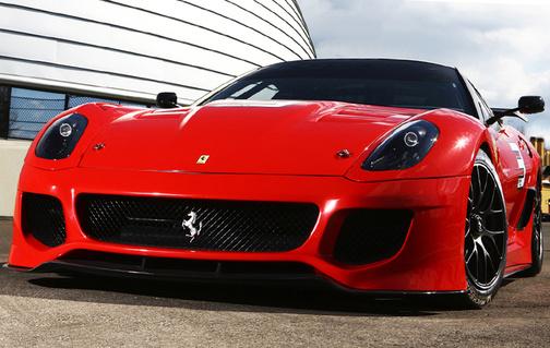 Decoratiuni pe intelesul unui miliardar: si-a umplut locuinta de Ferrari