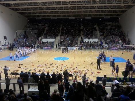 Gest superb al fanilor olteni! Au aruncat din tribune 2.000 de ursuleti de plus pentru copiii cu dizabilitati!!!