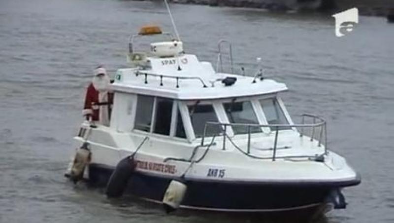 Mos Craciun a ajuns cu salupa in Delta