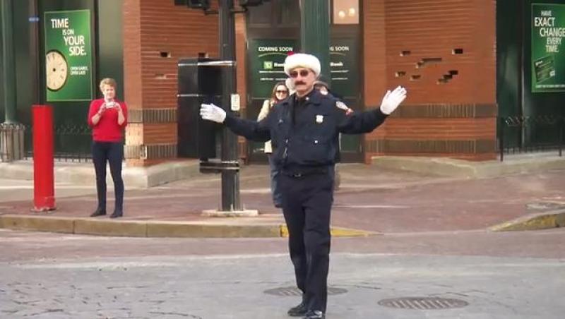 VIDEO! Politistul care dirijeaza traficul in pasi de dans, traditie de Craciun intr-un oras din SUA