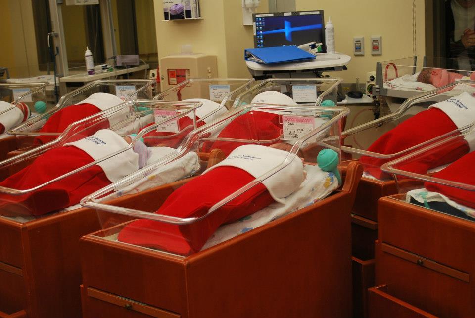 In prag de Craciun, bebelusii de la o maternitate americana au fost impachetati precum niste cadouri