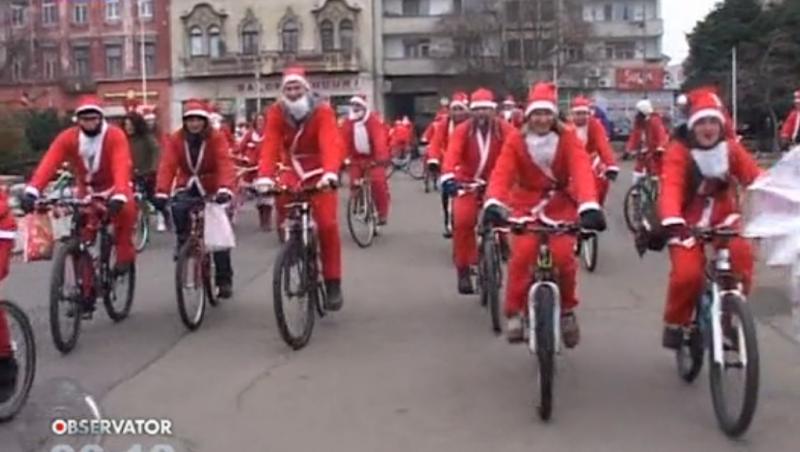 Un grup de Mos Craciuni pe doua roti a impartit cadouri in Arad si Constanta