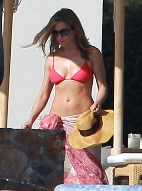 Galerie foto! Jennifer Aniston, "traznet" la 43 de ani in costum de baie!