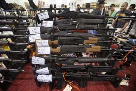 Peste 1.000 de arme, date la schimb pe bonuri de masa in Los Angeles