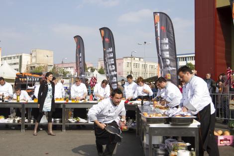 Concurentii Top Chef isi scot preparatele la vanzare in Piata Obor