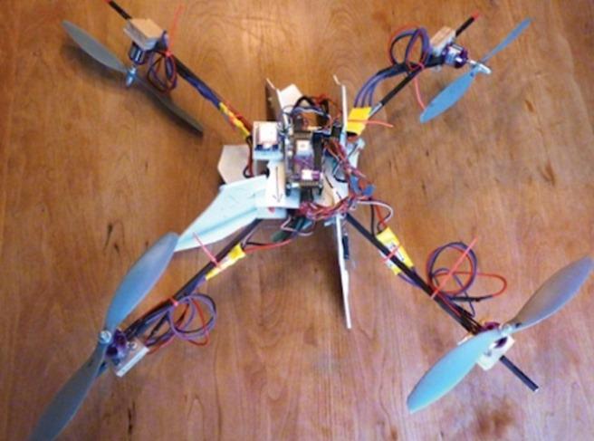 Un parinte isi urmareste copilul cu un elicopter construit personal