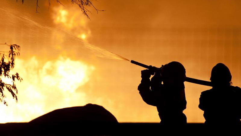 Buzau: Incendiu violent la o ferma de animale. Peste 30 de pompieri au intervenit pentru stingerea focului